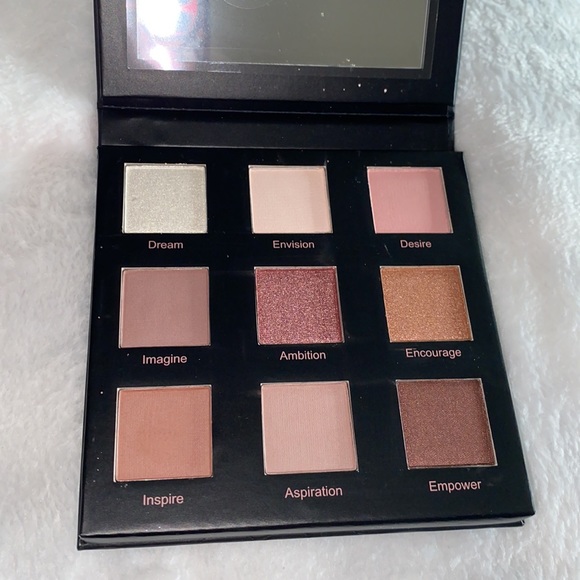 NWT REALHER DREAMS SO BIG EYESHADOW PALLET - Picture 1 of 5